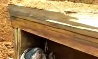 Китайские строители обнаружили гроб с хорошо сохранившимися останками древнего человека. (Видео) 3