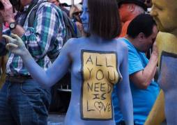 200 человек приняли участие в голом флешмобе Энди Голуба, в Нью - Йорке. (Видео) 5