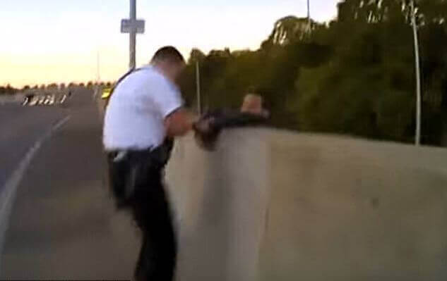 Полицейские в последний момент не дали самоубийце сброситься с эстакады над оживлённой магистралью. (Видео)
