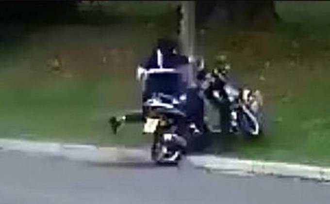 Столб остановил угонщиков на мотоцикле в Британии (Видео)