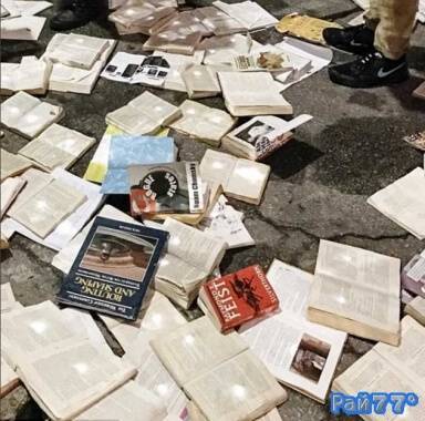 Уличная выставка книг в Торонто