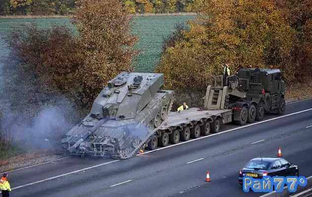 Колёса грузовика не выдержали веса танка на автомагистрали в Британии