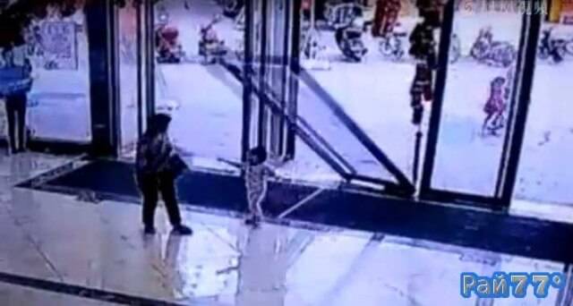 3-ёх летняя девочка чудом выжила, после того, как на неё упала стеклянная дверь в китайском торговом центре (Видео)