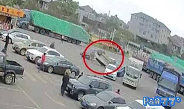 Китайская автовладелица умудрилась, сдавая задним ходом, «припарковать» на крыше свой автомобиль (Видео)