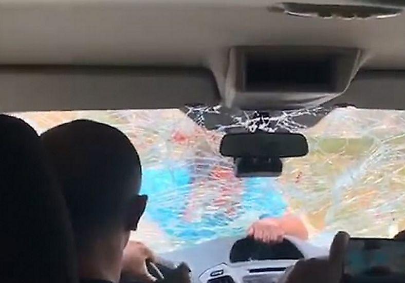 Албанский ресторатор разбил стекло и прокатился на капоте автомобиля, требуя оплатить обед ▶