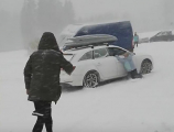 Пассажирка не смогла остановить катящийся по скользкой дороге автомобиль в Чехии ▶