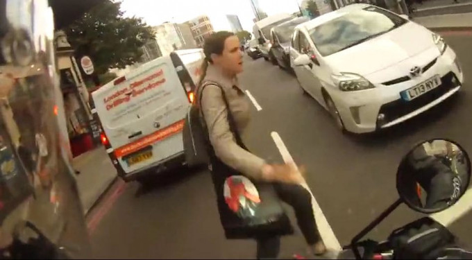 Девушка «подрезала» мотоциклиста в Лондоне (Видео)