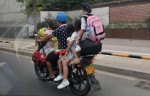 Экономный отец с пятью школьницами совершает экстремальное путешествие на мотоцикле в Китае (Видео)