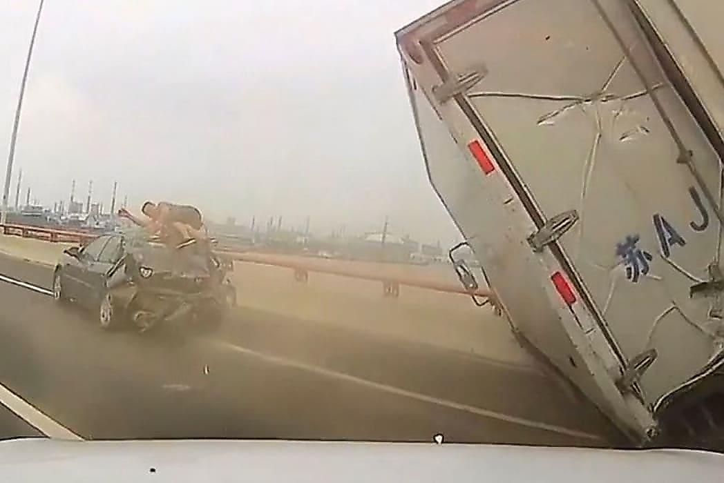 Китаец, чинивший автомобиль, оказался на его крыше после столкновения с фургоном
