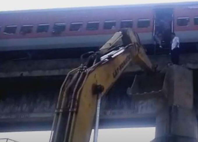 Машинист состава, остановившегося на мосту, восстановил цепь, перебравшись в вагон при помощи экскаватора ▶