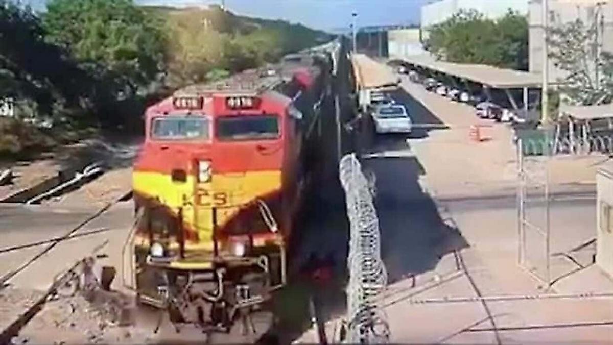 Мотоциклист чудом пережил столкновение с поездом в Мексике