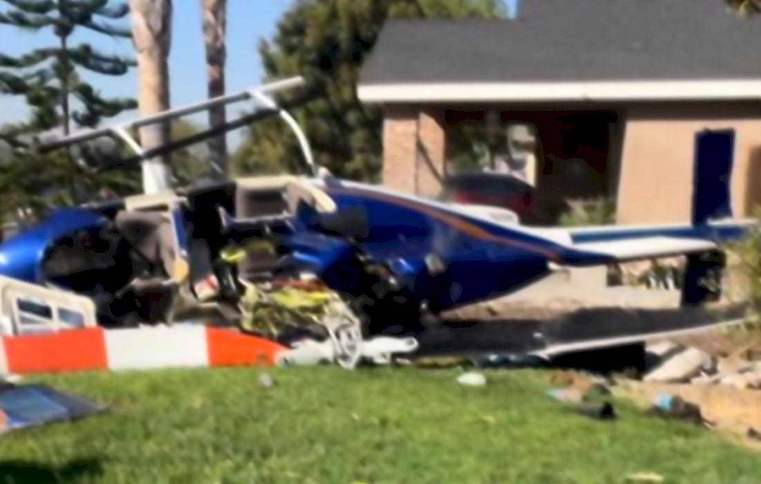 Вертолёт потерпел крушение во дворе частного дома и попал на видео в США