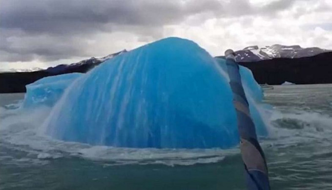 Зрелищный момент разделения айсберга попал на видеокамеру в Патагонии