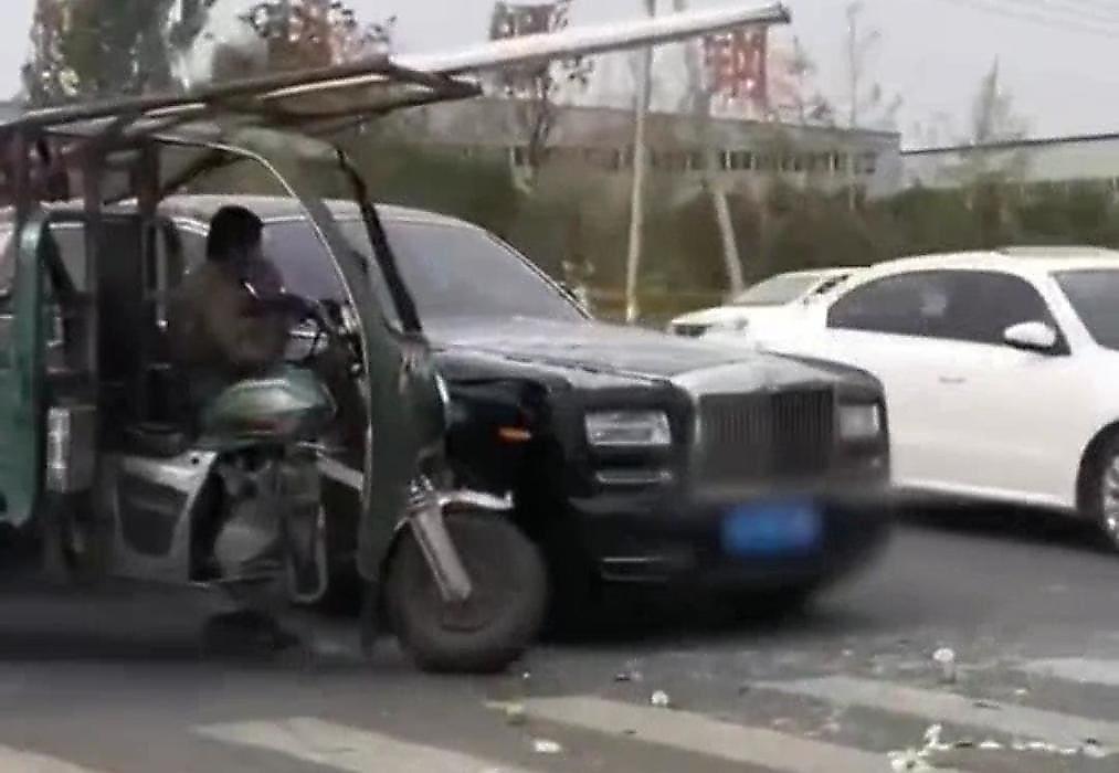 3-колёсный мотороллер не поделил дорогу с «Роллс Ройсом» в Китае - видео