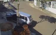 Автомобиль «сбежал» от неудачливых грабителей в Бразилии (Видео)