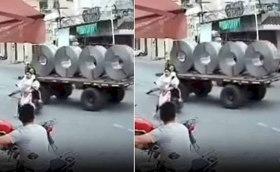 Девушек на мотоцикле чудом не расплющили металлические катушки в КНР: видео