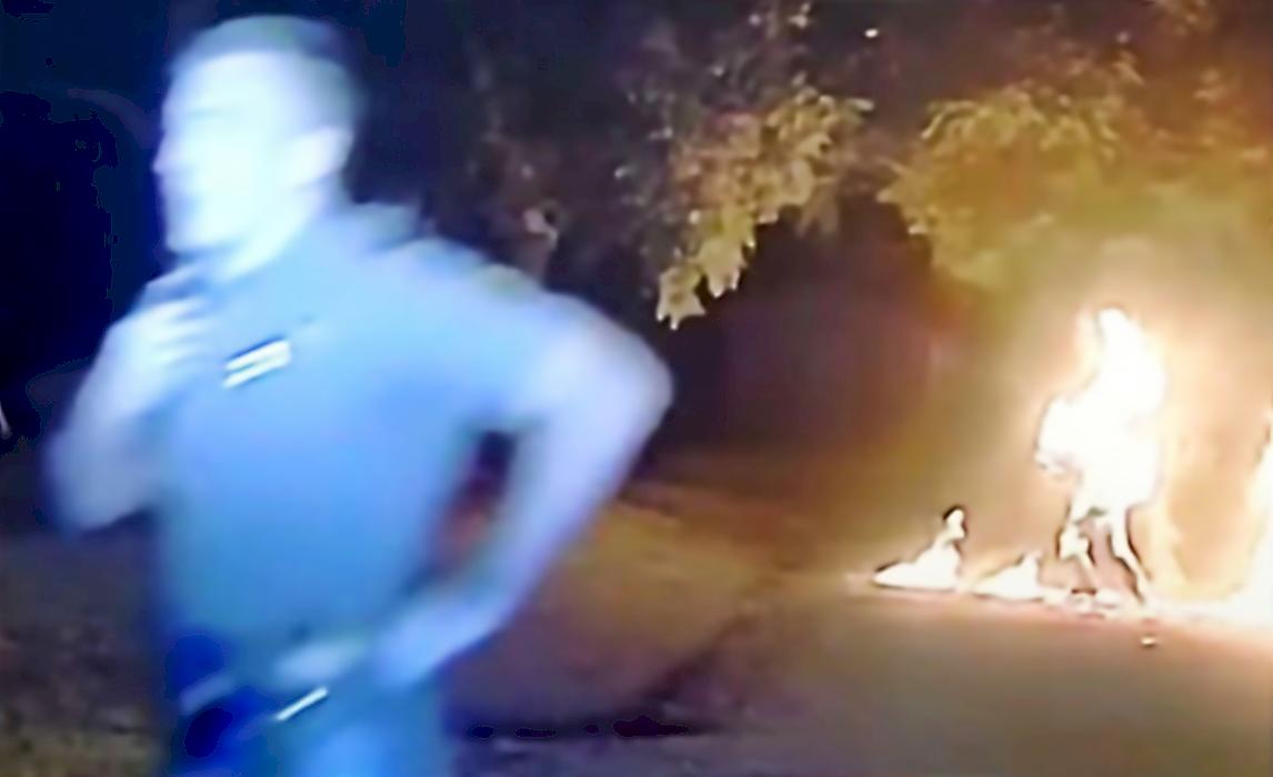 Драматичная погоня за загоревшимся мотоциклистом попала на видео в США