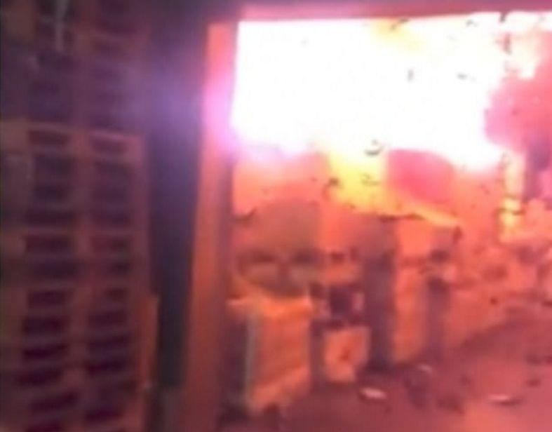 Два миллиона бутылок с вином сгорели в крупном пожаре на складе во Франции ▶