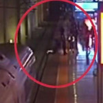 Китаянка проверила чувства своего парня и в «шутку» спрыгнула на рельсы перед поездом (Видео)