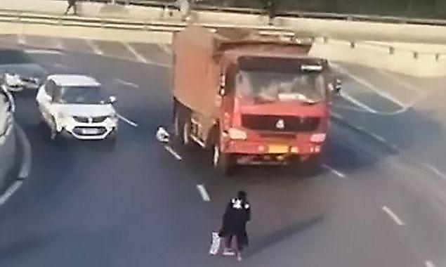 Китаянка выпала из автомобиля следом за своим ребёнком, чудом не угодившим под грузовик​ ▶