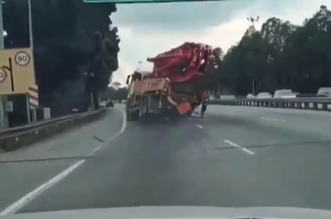 «Дрейфующий» из стороны в сторону автокран попал на видео на трассе в Малайзии