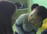 Маленький китаец, увидевший девушку другой расы, с любопытством изучил её лицо