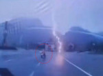 Молния чуть не подбила мотоциклиста в Китае ▶