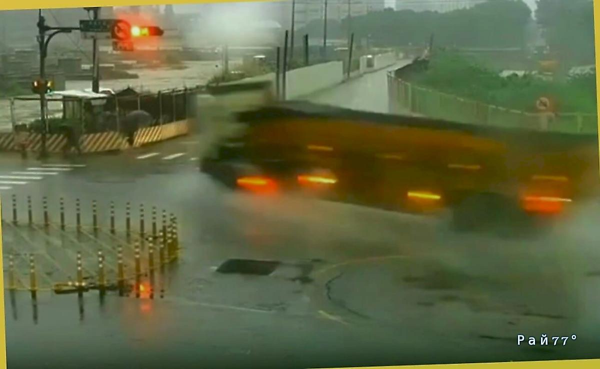 Неуправляемый грузовик лишил жизни пешехода на Тайване ▶️ Неуправляемый грузовик лишил жизни пешехода на Тайване ▶️