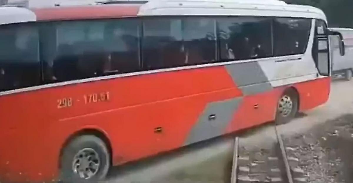 Поезд не разъехался со школьным автобусом во Вьетнаме - видео