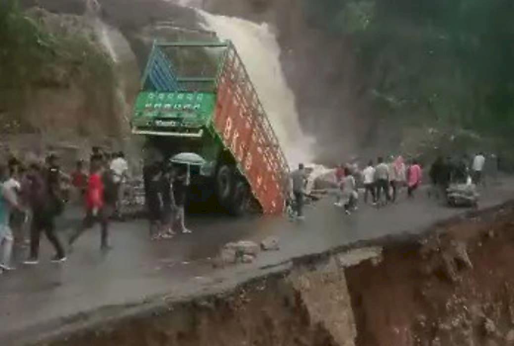 Размытый дождями горный серпантин обрушился под колёсами грузовика в Индии