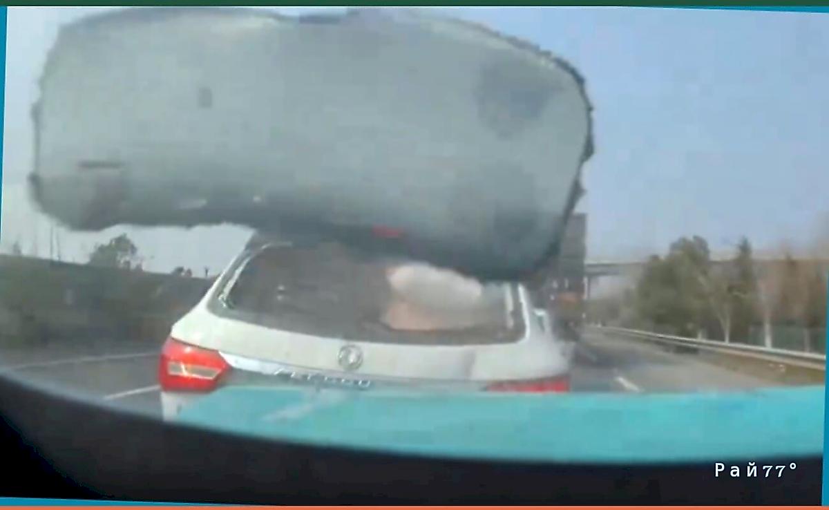 Водитель легковушки отвлёкся и протаранил вереницу автомобилей в Китае ▶️ Водитель легковушки отвлёкся и протаранил вереницу автомобилей в Китае ▶️