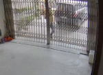 Горе-автомобилист, открывая ворота, угодил под собственный автомобиль и попал на видео во Вьетнаме