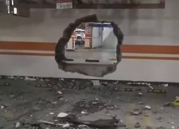 Китайский автомобилист проверил на прочность стену в подземной парковке