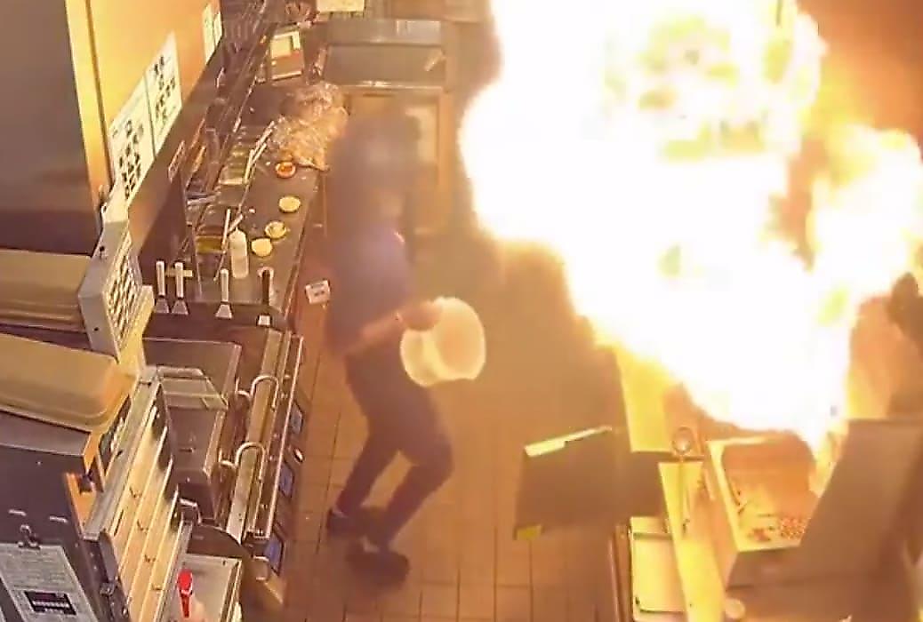 Работник кухни быстро пожалел, что попытался потушить горящее масло водой - видео