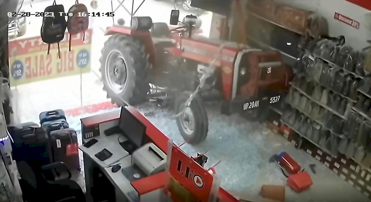 Беспилотный трактор завёлся и разбил витрину магазина в Индии