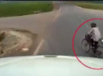Велосипедист нагло «подрезал» грузовик, который оказался в водоёме