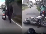 Китаец, уходя от столкновения с мотоциклисткой, резко притормозил и поменялся местами со своим мотоциклом
