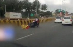 Маленький ребёнок продолжил движение на мотоцикле, после того, как его родители угодили в ДТП в Индии (Видео)
