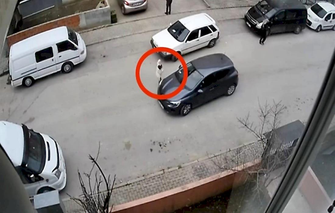 Водитель легковушки объехал ребёнка и угробил свой автомобиль: видео