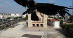 Чёрный дрозд, атаковав летающий дрон, испортил съёмку дворца бракосочетаний на Кипре (Видео)