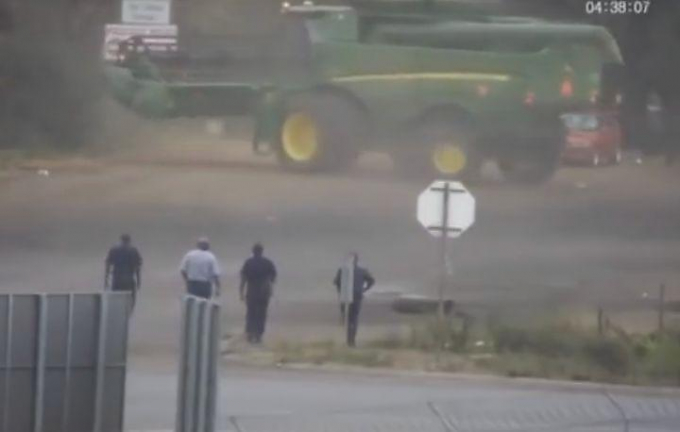 Фермеры, используя автомобили и комбайн, разогнали акцию протеста в ЮАР ▶