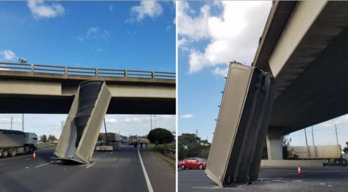 Грузовик с открывшимся кузовом не прошёл по габаритам под автомобильным мостом в Австралии (Видео)