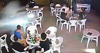 Неуправляемый автомобиль нарушил трапезу посетителей придорожного кафе в Китае - видео
