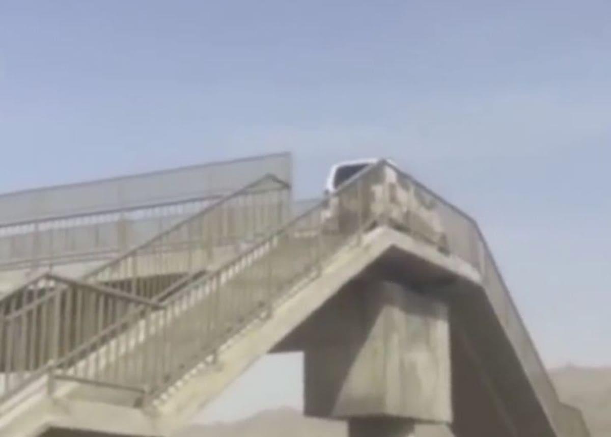 Отважный автомобилист попытался срезать маршрут, прокладывая путь по пешеходному мосту в Китае