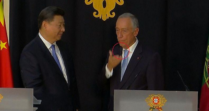 Президент Португалии пустил слюну во время встречи с коллегой из Китая (Видео)