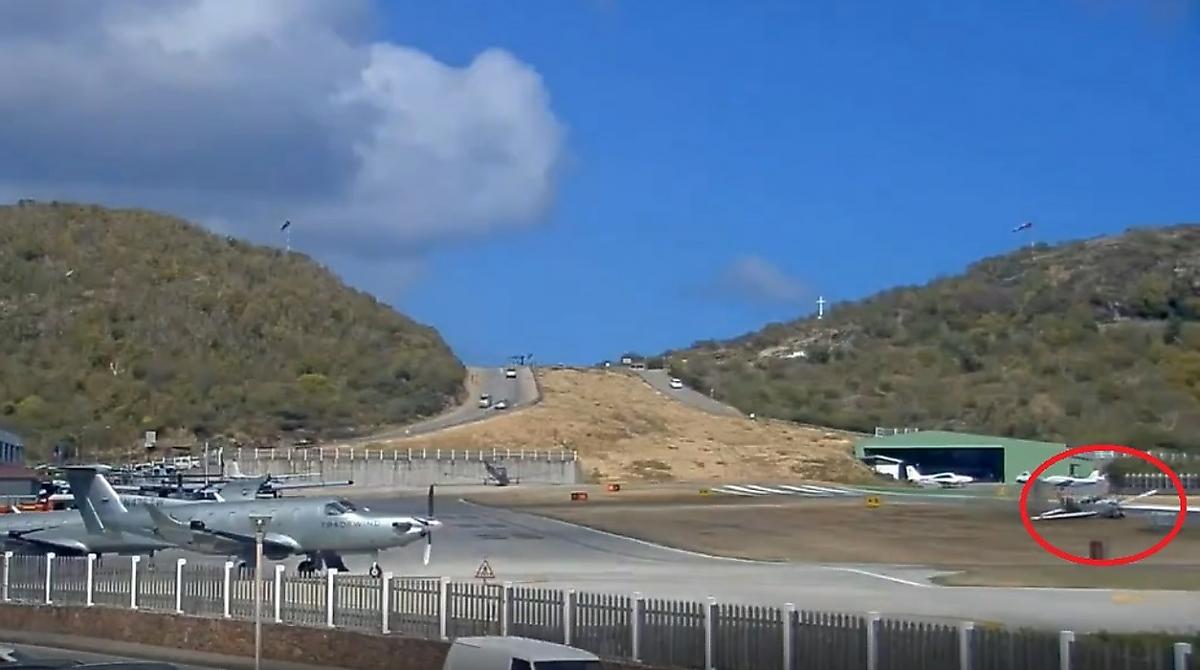 Спортивный самолёт совершил чрезвычайно жёсткую посадку и попал на видео на Карибах