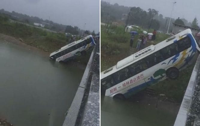 Автобус после столкновения с трактором совершил погружение в реку в Китае (Видео)