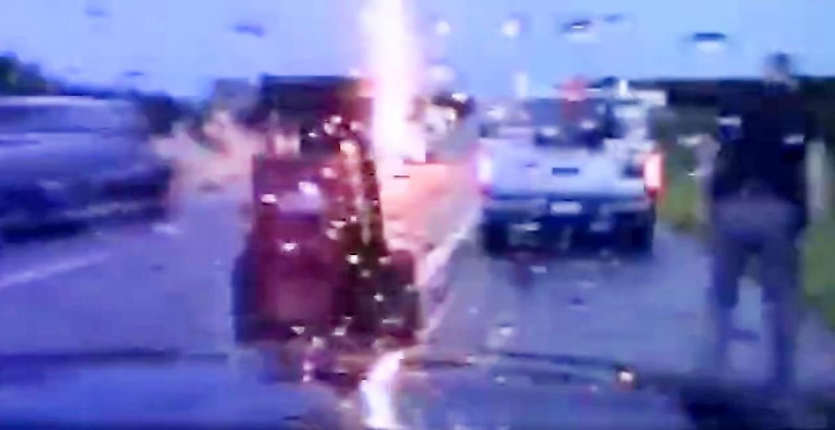 Молния чуть не угодила в полицейского на американской автотрассе