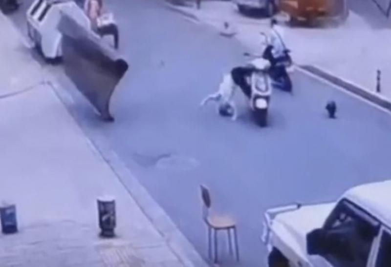 Дверь, отлетевшая от АЗС во время взрыва, поразила китайца на скутере ▶