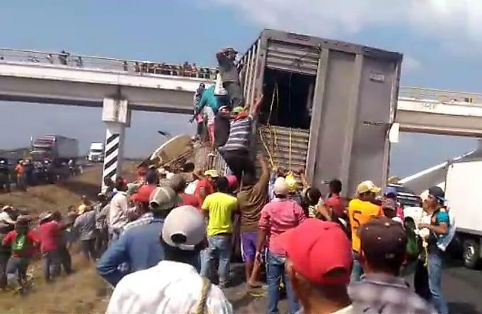 Фура со 100 нелегалами на борту столкнулась с грузовиком со скотом в Мексике ▶